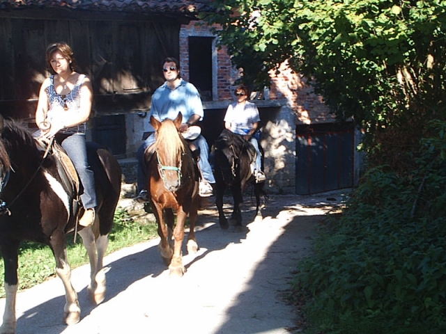  enjoy the good time on horseback 